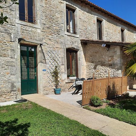 Domaine De Fontsauzine - Gites Et Chambre D'Hotes Genouille  Kültér fotó