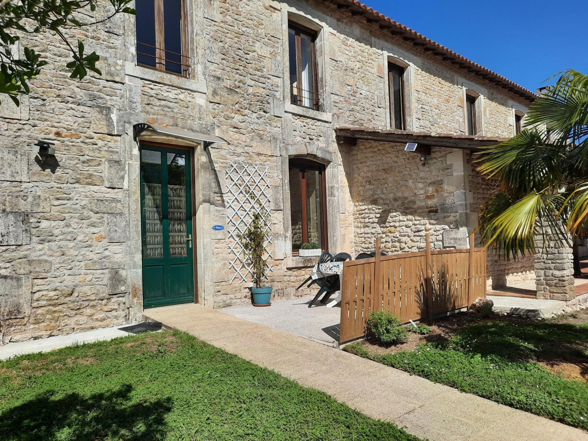Domaine De Fontsauzine - Gites Et Chambre D'Hotes Genouille  Kültér fotó